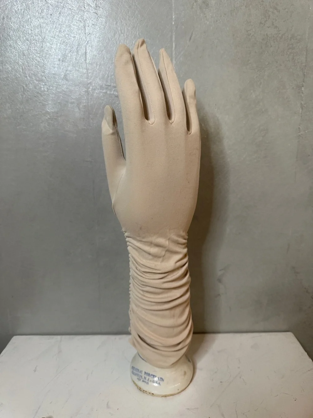 Vintage 60s VAN RAALTE IVORY  Gloves with elastic ruched sides 7